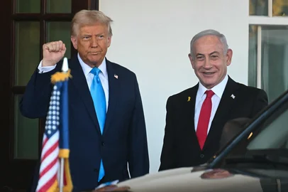 US President Donald Trump greets Israel's Prime Minister Benjamin Netanyahu as he arrives at the North Portico of the White House in Washington, DC, on February 4, 2025. (Photo by Jim WATSON / AFP)Editoria: WARLocal: WashingtonIndexador: JIM WATSONSecao: diplomacyFonte: AFPFotógrafo: STF<!-- NICAID(15969209) -->