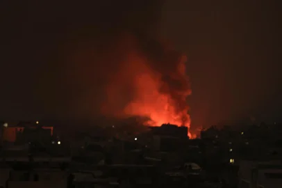 Smoke billows after an Israeli strike on Rafah, in the southern Gaza Strip, late on December 27, 2023, amid ongoing battles between Israel and the Palestinian militant group Hamas. (Photo by SAID KHATIB / AFP)<!-- NICAID(15636021) -->