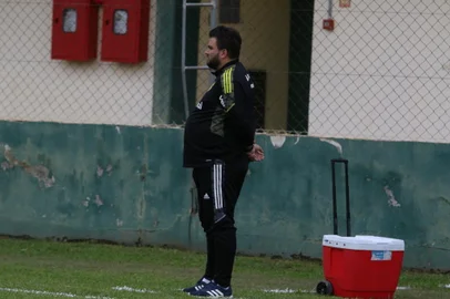As Gurias Coloradas abriram uma boa vantagem nas semifinais do Brasileirão Feminino sub-20. Na partida de ida, realizada nesta quinta-feira (2), venceram as Gurias Gremistas por 4 a 0, no Estádio Vieirão, em Gravataí.<!-- NICAID(15114177) -->