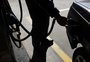 Chuva impacta a distribuição de combustíveis, e redução da Petrobras ainda não chega a todos os postos de Caxias