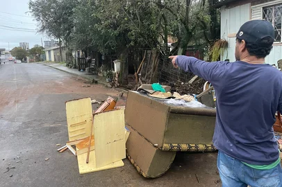 Hermano Fávero / Grupo RBS “A gente perde tudo em questão de segundos”: chuva histórica deixa famílias fora de casa em Passo Fundo<!-- NICAID(16331688) -->