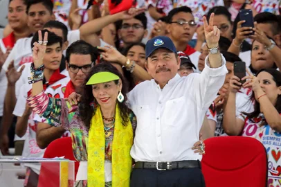 (FILES) Nicaraguan President Daniel Ortega (R) and his wife, Vice-President Rosario Murillo (L), flash the V sign during the commemoration of the 40th anniversary of the Sandinista Revolution at "La Fe" square in Managua on July 19, 2019. UN experts said government of Daniel Ortega and his wife Rosario Murillo gave a "final blow" to the rule of law in Nicaragua with the constitutional reform that gave them "absolute control" in the Central American country, according to a report published on February 26, 2025. (Photo by INTI OCON / AFP)Editoria: POLLocal: ManaguaIndexador: INTI OCONSecao: governmentFonte: AFPFotógrafo: STR<!-- NICAID(15984358) -->