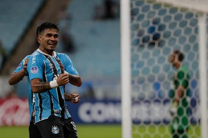 Porto Alegre, RS, Brasil, 08-04-2025: Grêmio vs Atlético Grau pela Copa Sul-Americana, na Arena. Gol de Arezo, no 1-0.  Foto: Renan Mattos / Agência RBS<!-- NICAID(16013037) -->