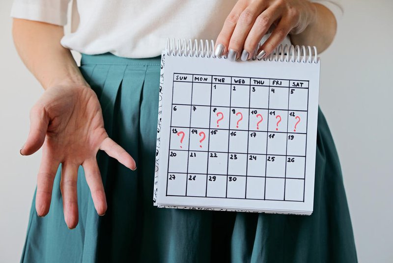 Missed period and marking on calendar. Unwanted pregnancy, woman's health and delay in menstruation.Menstruação perdida - Foto: natus111/stock.adobe.comFonte: 355939252<!-- NICAID(15741924) -->