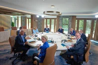 (L-R, clockwise) European Council President Antonio Costa, Japan's Prime Minister Shigeru Ishiba, Italy's Prime Minister Giorgia Meloni, French President Emmanuel Macron, Canadian Prime Minister Mark Carney, US President Donald Trump, British Prime Minister Keir Starmer, German Chancellor Friedrich Merz and European Commission President Ursula Von der Leyen attend a working session during the Group of Seven (G7) Summit at the Pomeroy Kananaskis Mountain Lodge in Kananaskis, Alberta, Canada on June 16, 2025. (Photo by Michael Kappeler / POOL / AFP)Editoria: POLLocal: KananaskisIndexador: MICHAEL KAPPELERSecao: diplomacyFonte: POOLFotógrafo: STR<!-- NICAID(16061104) -->