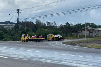 Quatro pessoas ficam feridas em acidente na RS-122, em Farroupilha. Ocorrência envolveu dois veículos, no morro da Julieta. Todos os envolvidos foram encaminhadas a um hospital do município da Serra <!-- NICAID(16045934) -->
