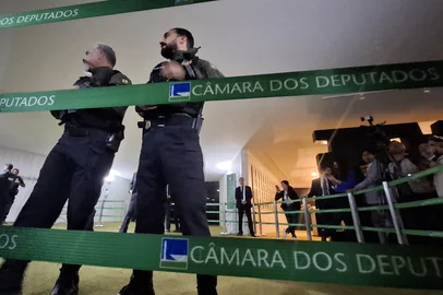 Polícia Legislativa na entrada do plenário Ulysses GuimarãesDF - BOLSONARO/STF/PRISÃO DOMICILIAR/OPOSIÇÃO/OBSTRUÇÃO/POLÍCIA LEGISLATIVA - POLÍTICA - Agentes da Polícia Legislativa fazem a segurança na entrada do plenário Ulysses Guimarães, na Câmara dos Deputados,   em Brasília, nesta quarta-feira, 6, após a obstrução realizada por deputados aliados do ex-presidente da República,   Jair Bolsonaro. O presidente da Casa, deputado Hugo Motta, afirmou que se algum deputado insistir em atrapalhar os   trabalhos na Câmara será suspenso do mandato e poderá ser retirado pelos policias.   06/08/2025 - Foto: WILTON JUNIOR/ESTADÃO CONTEÚDOEditoria: POLÍTICALocal: BRASÍLIAIndexador: WILTON JUNIORFotógrafo: ESTADÃO CONTEÚDO<!-- NICAID(16096087) -->
