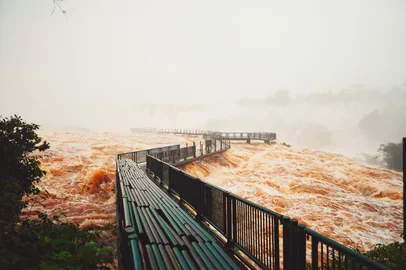 As grades da passarela do lado brasileiro das Cataratas do Iguaçu começaram a ser removidas nesta terça-feira (13), em razão da alta vazão de água. A retirada faz parte do protocolo de segurança, uma vez que a estrutura pode dificultar a passagem da água e de objetos carregados pela correnteza, como galhos e troncos.<!-- NICAID(16386395) -->