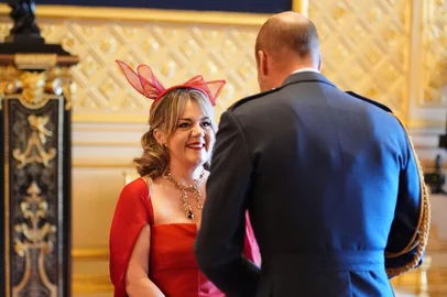 Num feito inédito para a cultura brasileira, a soprano e ativista Gabriella Di Laccio foi oficialmente condecorada pela família real britânica como Membro da Ordem do Império Britânico (MBE)* em cerimônia realizada no Castelo de Windsor, onde recebeu a honraria das mãos de Sua Alteza Real, o Príncipe de Gales nessa terça-feira, 30 de Setembro de 2025.<!-- NICAID(16136866) -->