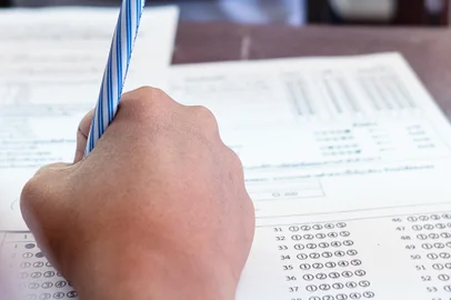 Student reading and taking exam with stressFonte: 390424873<!-- NICAID(15485469) -->