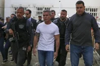 Rogério de Andrade, maior bicheiro do Rio, é preso por suspeita de mandar matar rivalRJ - ROGÉRIO DE ANDRADE/PRISÃO/RJ/BICHEIRO - GERAL - Rogério de Andrade, maior bicheiro do Rio, é preso na manhã desta terça-    feira, 29, durante ação conduzida pelo Grupo de Atuação Especializada de     Combate ao Crime Organizado do Ministério Público do Estado do Rio de     Janeiro, com o apoio da Coordenadoria de Segurança e Inteligência.  Ele     foi preso em sua residência na Barra da Tijuca. Também é cumprido mandado     de prisão contra Gilmar Eneas Lisboa. O GAECO/MPRJ denunciou os dois à     Justiça pelo homicídio qualificado de Fernando de Miranda Iggnácio,     ocorrido em novembro de 2020. Segundo as investigações, Andrade seria o     mandante do crime.     29/10/2024 - Foto: JOSE LUCENA/THENEWS2/ESTADÃO CONTEÚDOEditoria: GERALLocal: RIO DE JANEIROIndexador: JOSE LUCENAFonte: Thenews2Fotógrafo: THENEWS2<!-- NICAID(15901753) -->