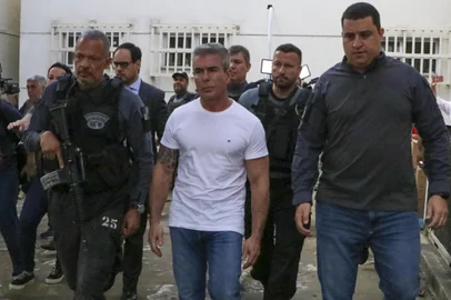 Rogério de Andrade, maior bicheiro do Rio, é preso por suspeita de mandar matar rivalRJ - ROGÉRIO DE ANDRADE/PRISÃO/RJ/BICHEIRO - GERAL - Rogério de Andrade, maior bicheiro do Rio, é preso na manhã desta terça-    feira, 29, durante ação conduzida pelo Grupo de Atuação Especializada de     Combate ao Crime Organizado do Ministério Público do Estado do Rio de     Janeiro, com o apoio da Coordenadoria de Segurança e Inteligência.  Ele     foi preso em sua residência na Barra da Tijuca. Também é cumprido mandado     de prisão contra Gilmar Eneas Lisboa. O GAECO/MPRJ denunciou os dois à     Justiça pelo homicídio qualificado de Fernando de Miranda Iggnácio,     ocorrido em novembro de 2020. Segundo as investigações, Andrade seria o     mandante do crime.     29/10/2024 - Foto: JOSE LUCENA/THENEWS2/ESTADÃO CONTEÚDOEditoria: GERALLocal: RIO DE JANEIROIndexador: JOSE LUCENAFonte: Thenews2Fotógrafo: THENEWS2<!-- NICAID(15901753) -->
