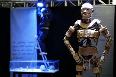 PORTO ALEGRE, RS, BRASIL, 01-07-2015: Montagem da exposição Human Bodies, no estacionamento do shopping Iguatemi. (Foto: Mateus Bruxel / Agência RBS)<!-- NICAID(11517750) -->
