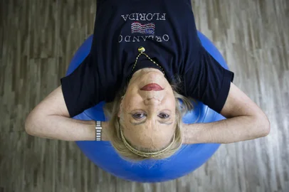 Porto Alegre, RS, Brasil, 26-07-2023: Marlene Ribeiro Camacho, 85 anos, durante a aula de ginastica, que frequenta tres vezes por semana, na ACM Esportes. Ela pratica exercicios fisicos ininterruptamente ha 52 anos. Foto: Mateus Bruxel / Agencia RBSIndexador: Andre Avila<!-- NICAID(15492510) -->
