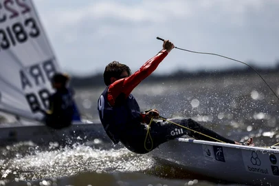 PORTO ALEGRE, RS, BRASIL - 2025.02.07 - Porto Alegre sedia 31ª edição da Copa da Juventude de Vela. Valendo vaga para o Mundial da Juventude, em Vilamoura, Portugal, em dezembro, 109 atletas competem nas águas do Guaíba. (Foto: André Ávila/ Agência RBS)Indexador: Andre Avila<!-- NICAID(15971540) -->