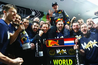 LAS VEGAS, NEVADA - NOVEMBER 23: 2024 F1 World Drivers Champion Max Verstappen of the Netherlands and Oracle Red Bull Racing celebrates with his team after the F1 Grand Prix of Las Vegas at Las Vegas Strip Circuit on November 23, 2024 in Las Vegas, Nevada.   Mark Thompson/Getty Images/AFP (Photo by Mark Thompson / GETTY IMAGES NORTH AMERICA / Getty Images via AFP)<!-- NICAID(15920262) -->