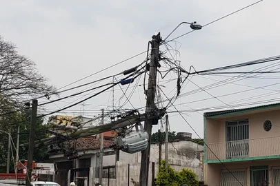 Poste pega fogo e quebra em cruzamento no bairro Alto Petrópolis<!-- NICAID(14893764) -->