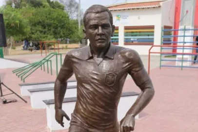 Estátua de Daniel Alves em Juazeiro, na Bahia<!-- NICAID(15688311) -->