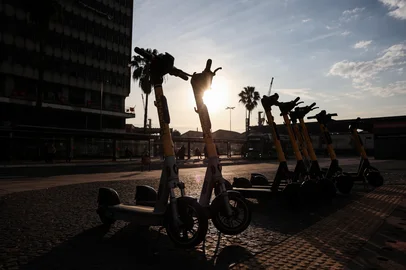 PORTO ALEGRE, RS, BRASIL - 16-07-2025: Aumento do uso de patinetes elétricos em Porto Alegre. Contudo, as operadoras desses equipamentos sofrem com atos de vandalismo. Fotos: Duda Fortes/Agencia RBS<!-- NICAID(16081812) -->