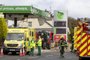 Emergency services attend the scene following an explosion in Creeslough, in the north west of Ireland on October 8, 2022. - At least nine people have been killed in an explosion at a petrol station in County Donegal in Ireland's northwest, police said on Saturday. (Photo by Paul Faith / AFP)Editoria: CLJLocal: DublinIndexador: PAUL FAITHSecao: policeFonte: AFPFotógrafo: STR<!-- NICAID(15230595) -->