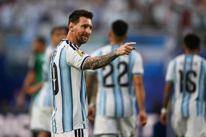 Argentina's forward #10 Lionel Messi celebrates scoring his team's first goal during the 2026 World Cup Group J football match between Argentina and Algeria at the Kansas City Stadium in Kansas City on June 16, 2026.  (Photo by Roberto SCHMIDT / AFP)<!-- NICAID(16308313) -->