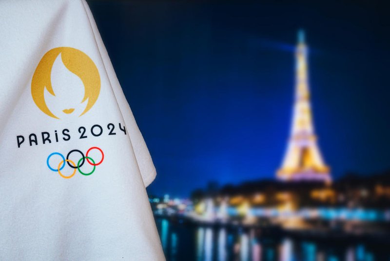 PARIS, FRANCE, AUGUST 8. 2022: Summer olympic game Paris 2024 black background. Official logo of SOG 2024 in Paris on white blanket with dark City in night. Black edit space, sport eventIndexador: kovopFonte: 527917776<!-- NICAID(15283394) -->