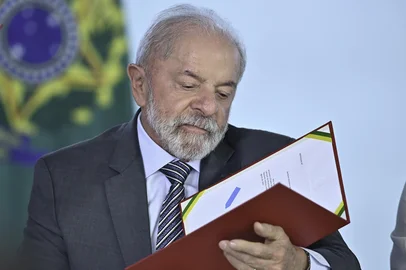 LULA SANCIONA CARNAVAL EM DIA DE TARIFAÇODF - LULA/SANCIONA CARNAVAL EM DIA DE TARIFAÇO - POLÍTICA - Foto, Presidente Lula da Silva. Nesta quarta (6) o Presidente Lula da Silva, participa da Sanção dos Projetos, que reconhece o Carnaval do Município do Rio de Janeiro como manifestação da cultura nacional, e que institui o Dia Nacional da Axé-Music. A sanção ocorre no dia do inicio do tarifaço americano no Brasil. 06/08/2025 - Foto: TON MOLINA/FOTOARENA/FOTOARENA/ESTADÃO CONTEÚDOEditoria: POLÍTICALocal: BRASÍLIAIndexador: TON MOLINAFonte: 2782034Fotógrafo: FOTOARENA<!-- NICAID(16095948) -->