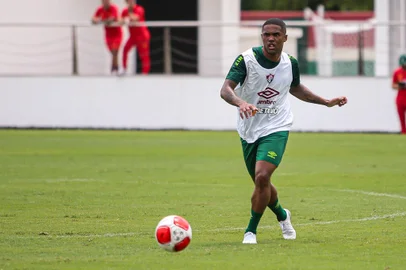 Rio de Janeiro, RJ - 28/01/2024 -Fluminense treina nesta manhã no CT Carlos Castilho.FOTO: MARCELO GONÇALVES / FLUMINENSE F.C.Na foto: Douglas Costa<!-- NICAID(15664078) -->