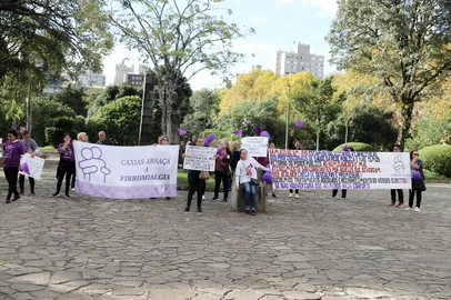 CAXIAS DO SUL, RS, BRASIL. 12.05.2025. Pacientes com fibromialgia protestam enfrente à prefeitura de Caxias do Sul, pedindo capacitação dos profissionais da saúde e melhor atendimento. (Ulisses Castro / Agência).<!-- NICAID(16035514) -->