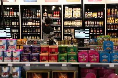 URUGUAIANA, RS, 06-08-2025: Cidades das regiões de fronteira com o Uruguai e Argentina apostam no turismo de compras em free shops nacionais e dos países vizinhos. Uruguaiana é conhecida como capital nacional dos free shopps por possuri diversas lojas da categorica no lado do Brasil e que permite a compra por clientes brasileiros. Foto: Jonathan Heckler/Agência RBS<!-- NICAID(16098889) -->