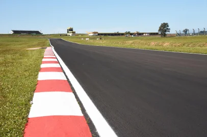 Reforma do Autódromo amplia possibilidade de competições automobilísticas em Santa Cruz do SulPalco de grandes eventos, o Autódromo Internacional de Santa Cruz do Sul passou por importante reforma. A revitalização atendeu demandas de pilotos, com mudanças que tornaram a pista mais segura e competitiva.Com orçamento de R$ 2,8 milhões – R$ 1,8 milhões com recursos da prefeitura e R$ 1 milhão via emenda parlamentar, a reforma teve diversas melhorias, como reparos localizados e, em especial, o microrrevestimento asfáltico de 3,5 quilômetros. <!-- NICAID(15210690) -->