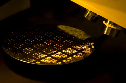 PORTO ALEGRE, RS, BRASIL, 26-06-2018: Sala limpa. Produção de chip com tecnologia nacional na Ceitec. Empresa conta planos para buscar equilíbrio financeiro. A Ceitec é uma empresa pública federal vinculada ao Ministério da Ciência, Tecnologia, Inovações e Comunicações (MCTIC), criada em 2008, que atua no segmento de semicondutores, com o objetivo de posicionar o Brasil como um player global em microeletrônica. (Foto: Mateus Bruxel / Agência RBS)<!-- NICAID(13620840) -->