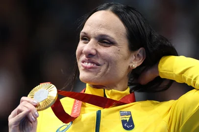 Gold medallist Brazil's Maria Carolina Gomes Santiago celebrates during the victory ceremony for the women's S13 50m freestyle final event at the Paris 2024 Paralympic Games at The Paris La Defense Arena in Nanterre, west of Paris, on September 02, 2024. (Photo by FRANCK FIFE / AFP)<!-- NICAID(15857928) -->