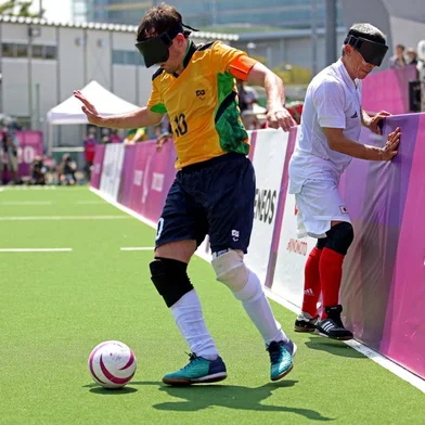 Brazil's Ricardo Alves (L) runs with the ball as Japan's Roberto Izumi Sasaki looks for the ball during the preliminary round group A football 5-a-side match between Japan and Brazil during the Tokyo 2020 Paralympic Games at the Aomi Urban Sports Park in Tokyo on August 30, 2021. (Photo by Behrouz MEHRI / AFP), ricardinhoEditoria: SPOLocal: TokyoIndexador: BEHROUZ MEHRISecao: sports eventFonte: AFPFotógrafo: STF<!-- NICAID(14875784) -->