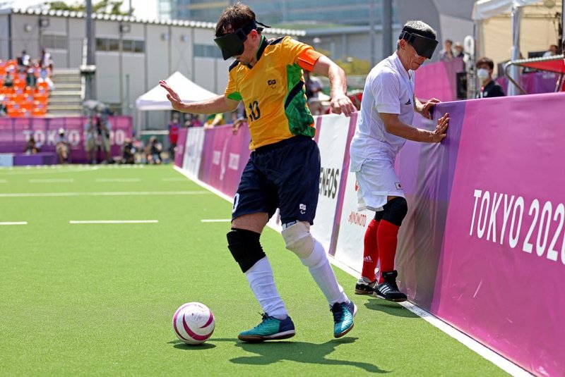 Brazil's Ricardo Alves (L) runs with the ball as Japan's Roberto Izumi Sasaki looks for the ball during the preliminary round group A football 5-a-side match between Japan and Brazil during the Tokyo 2020 Paralympic Games at the Aomi Urban Sports Park in Tokyo on August 30, 2021. (Photo by Behrouz MEHRI / AFP), ricardinhoEditoria: SPOLocal: TokyoIndexador: BEHROUZ MEHRISecao: sports eventFonte: AFPFotógrafo: STF<!-- NICAID(14875784) -->