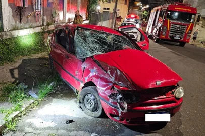Jovem morre após acidente de trânsito em Bento Gonçalves. O fato ocorreu no último sábado (28), no bairro São Francisco, quando o veículo colidiu contra um muro. No interior, estavam três pessoas, sendo uma delas a vítima fatal, de 24 anos. Ela estava internada na UTI, mas faleceu na manhã desta segunda-feira (30). Os outros dois envolvidos seguem hospitalizados. <!-- NICAID(15944728) -->