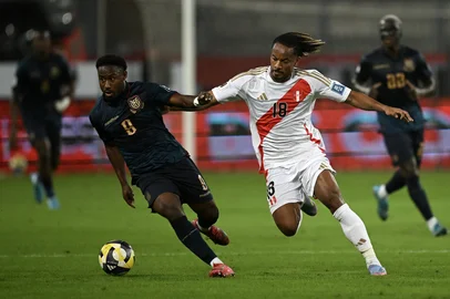 Ecuador's forward #09 John Yeboah and Peru's  midfielder  #18 Andre Carrillo fight for the ball during the 2026 FIFA World Cup South American qualifiers football match between Peru and Ecuador at the National stadium in Lima, on June 10, 2025. (Photo by ERNESTO BENAVIDES / AFP)<!-- NICAID(16057039) -->