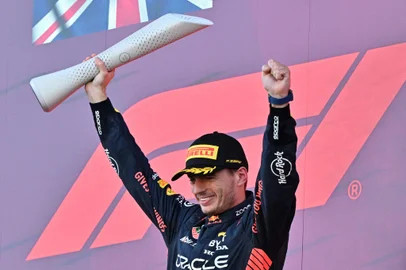 Winner Red Bull Racing's Dutch driver Max Verstappen celebrates on the podium at the end of the Formula One Japanese Grand Prix at the Suzuka circuit, Mie prefecture on September 24, 2023. (Photo by Kazuhiro NOGI / AFP)Editoria: SPOLocal: SuzukaIndexador: KAZUHIRO NOGISecao: motor racingFonte: AFPFotógrafo: STF<!-- NICAID(15553858) -->