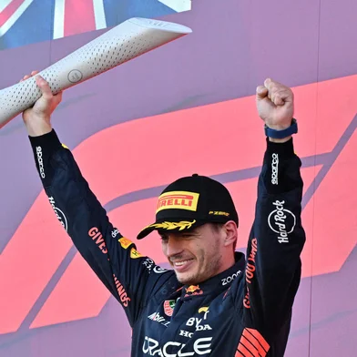 Winner Red Bull Racing's Dutch driver Max Verstappen celebrates on the podium at the end of the Formula One Japanese Grand Prix at the Suzuka circuit, Mie prefecture on September 24, 2023. (Photo by Kazuhiro NOGI / AFP)Editoria: SPOLocal: SuzukaIndexador: KAZUHIRO NOGISecao: motor racingFonte: AFPFotógrafo: STF<!-- NICAID(15553858) -->