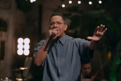 Cantor gospel, Pedro Hnrique, no clipe "Descência".<!-- NICAID(15625486) -->