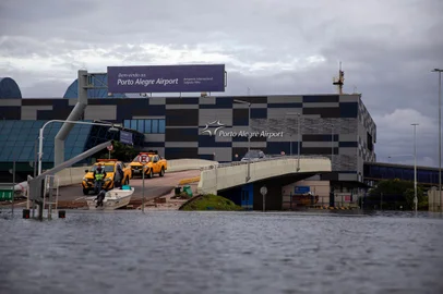 PORTO ALEGRE, RS, BRASIL, 18.05.2024: Laçador e região próxima ao Aeroporto Salgado Filho alagados. Foto: Camila Hermes/Agencia RBS<!-- NICAID(15767680) -->