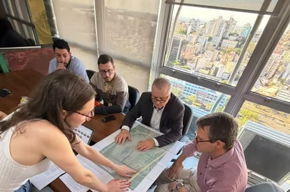 O prefeito de Cotiporã, José Carlos Breda, cumpriu nesta quarta-feira (7), em Porto Alegre, uma agenda voltada aos encaminhamentos para a travessia sobre o Rio das Antas, ligação entre Cotiporã e Bento Gonçalves.Acompanhado da equipe da Administração Municipal, representada pela secretária de Administração, Elisandra Scussel, pelo chefe de Gabinete, Luis Guilherme da Costa, e pela engenheira civil e ambiental Mariana Balvedi, Breda participou de reunião na Secretaria de Logística e Transportes do Rio Grande do Sul (SELT), onde foram discutidas as alternativas para uma travessia provisória entre os dois municípios.Durante a audiência, Breda descartou a possibilidade da travessia ser realizada por meio de balsa.<!-- NICAID(16382661) -->