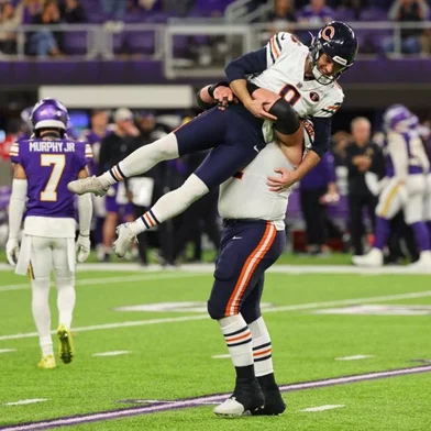 MINNEAPOLIS, MINNESOTA - NOVEMBER 27: Cairo Santos #8 of the Chicago Bears celebrates with teammates after kicking the game-winning field goal to defeat the Minnesota Vikings at U.S. Bank Stadium on November 27, 2023 in Minneapolis, Minnesota.   Adam Bettcher/Getty Images/AFP (Photo by Adam Bettcher / GETTY IMAGES NORTH AMERICA / Getty Images via AFP)<!-- NICAID(15610689) -->