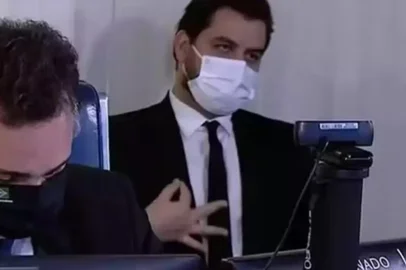 Filipe Martins, ex-assessor de Bolsonaro, é condenado por gesto racista em sessão do Senado - Foto: Reprodução<!-- NICAID(15937327) -->