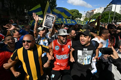 Football fans take part in a protest of pensioners against the government of President Javier Milei in Buenos Aires on March 12, 2025. (Photo by Luis ROBAYO / AFP)Editoria: WARLocal: Buenos AiresIndexador: LUIS ROBAYOSecao: demonstrationFonte: AFPFotógrafo: STF<!-- NICAID(15994331) -->