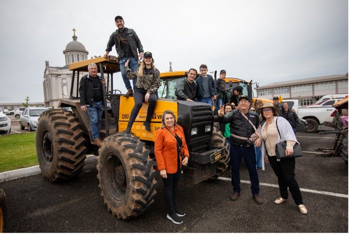 Clientes percorrem o Caminho de Caravaggio com 17 tratores Valtra, Especial Publicitário - Valtra