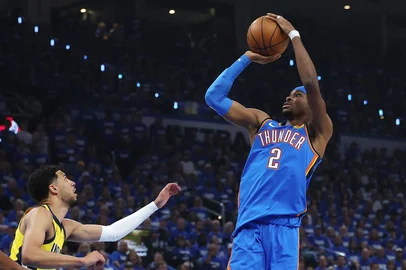 OKLAHOMA CITY, OKLAHOMA - JUNE 08: Shai Gilgeous-Alexander #2 of the Oklahoma City Thunder attempts a jump shot against Tyrese Haliburton #0 of the Indiana Pacers during the first quarter in Game Two of the 2025 NBA Finals at Paycom Center on June 08, 2025 in Oklahoma City, Oklahoma. NOTE TO :  expressly acknowledges and agrees that, by ing and or using this photograph,  is consenting to the  and conditions of the Getty Images License Agreement.   Matthew Stockman/Getty Images/AFP (Photo by MATTHEW STOCKMAN / GETTY IMAGES NORTH AMERICA / Getty Images via AFP)<!-- NICAID(16055379) -->