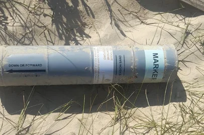 Foto da reportagem Artefato explosivo é encontrado na praia de Magistério, em Balneário Pinhal<!-- NICAID(16168399) -->