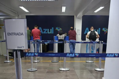 CAXIAS DO SUL, RS, BRASIL, 18/12/2024. Aeroporto Regional Hugo Cantergiani - Voo da Azul é cancelado e passageiros passam a tarde no aeroporto de Caxias do Sul. (Porthus Junior/Agência RBS)Indexador: Porthus JUNIOR<!-- NICAID(15938449) -->