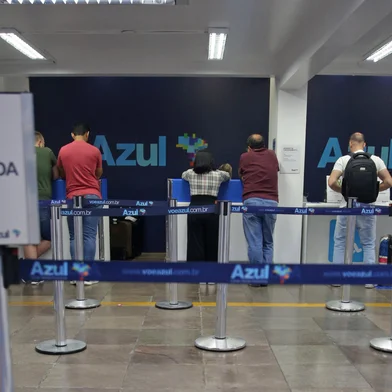 CAXIAS DO SUL, RS, BRASIL, 18/12/2024. Aeroporto Regional Hugo Cantergiani - Voo da Azul é cancelado e passageiros passam a tarde no aeroporto de Caxias do Sul. (Porthus Junior/Agência RBS)Indexador: Porthus JUNIOR<!-- NICAID(15938449) -->